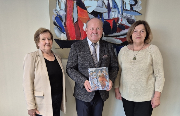 Ambasadorės: knygą V. Makūnui pristatė B. Nenortaitė (kairėje) ir R. Lukoševičienė.