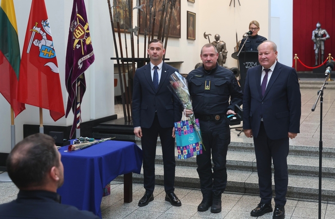 Pagarba: Kauno rajono savivaldybės meras V. Makūnas (dešinėje) su administracijos direktoriumi M. Rikteriu (kairėje) įteikė apdovanojimą VST vadui generolui V. Grabauskui.