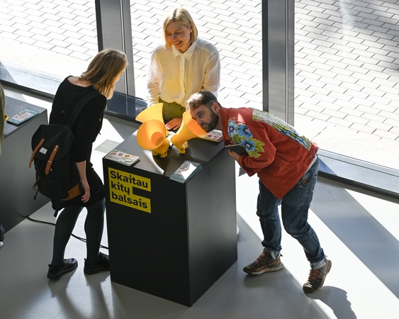 Sprendimai: skaityti galima ir ausimis. 2024 m. Nacionalinėje dailės galerijoje vykusio Neskaitymo festivalio akimirka.