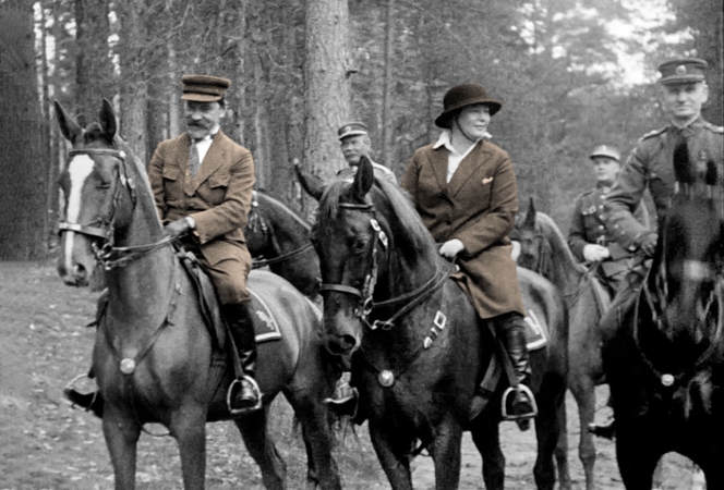 Laisvalaikis: prezidentas A. Smetona kartu su žmona ir karininkų palyda jodinėja Panemunėje.