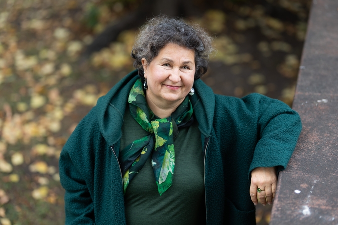 Patirtis: „Stebėti gyvenimą, jį analizuoti ir užrašyti man taip pat svarbu kaip kvėpuoti“, – atvirauja V. Sikorskienė, pasiryžusi  giliau pažvelgti į biologinius tėvus praradusių vaikų istorijas, kurios kartais užspaudžia gerklę ar verčia susigūžti.