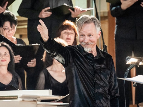 Naujiena: vakar paaiškėjo, kad Klaipėdos muzikiniame teatre naikinama vyriausiojo chormeisterio pareigybė, kurią ilgus metus užėmė V. Konstantinovas.