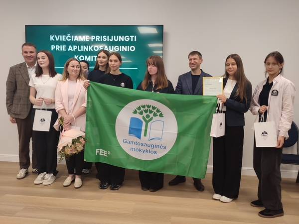 Įvertinimas: Klaipėdos licėjus apdovanotas Gamtosauginių mokyklų programos Žaliąja vėliava.