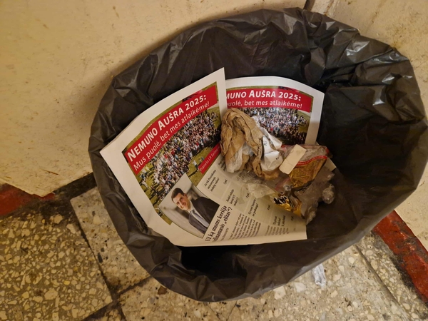 Atsikratė: laiptinėje stovinčioje šiukšliadėžėje be kitų šiukšlių buvo ir reklaminių laikraštukų.