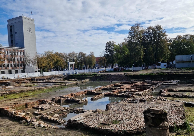 Laukimas: po gausesnių lietų Atgimimo aikštės perkasos prisipildė vandens.
