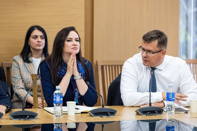 Šuolis: S. Tučkės (kairėje) karjera sėkmingai ėmė kopti į viršų, kai karjeros aukštumos sužibo ir socialdemokratei I. Ruginienei.
