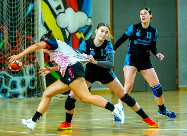 Pergalė: Garliavos rankininkės (juodos spalvos apranga) neišbarstė prieš Kumanovo ekipą sukauptos įvarčių persvaros.