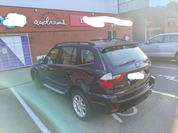 Išmonė: brangaus automobilio stovėjimas neįgaliems asmenims skirtoje vietoje buvo pateisintas nebegaliojančiu dokumentu.