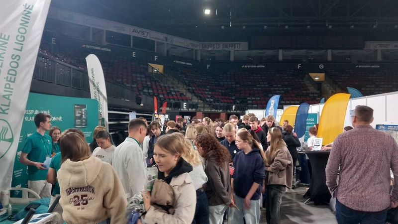 Susidomėjo: prie įmonių stendų driekėsi eilės – po mugę vaikščiojo ne tik jaunuomenė, bet ir suaugusieji.