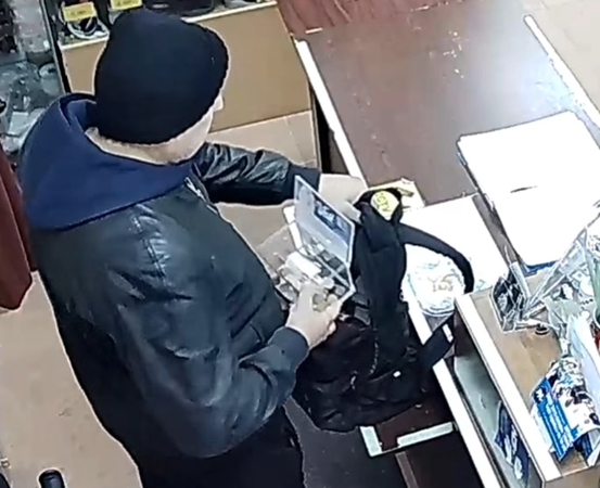 Eiga: užfiksuotame įraše matyti, kad vyras net nelabai dairosi, ar jį kas nors mato, tiesiog paima dėžutę, ją įsideda ir palieka siuvyklos patalpas.