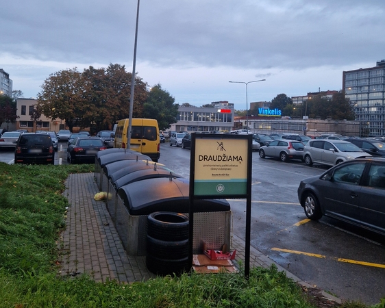 Įrodymas: klaipėdietis Virginijus užfiksavo išmestas padangas ir stebėjosi, kaip žmonės, turintys mašinas, nesugeba jų nuvežti į atliekų surinkimo aikšteles.