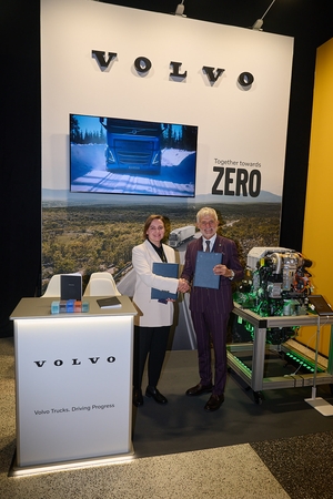Sutartis: rengiantis gaminti žaliąjį vandenilį, uosto direkcija ir „Volvo Trucks“ tarpusavio bendradarbiavimą įtvirtino partnerystės sutartimi.