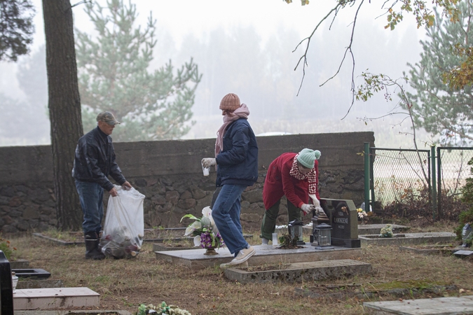 Tradicijos: nuo seno lapkričio 1-ąją lietuviai tvarko savus ir svetimus, artimųjų jau pamirštus kapus.