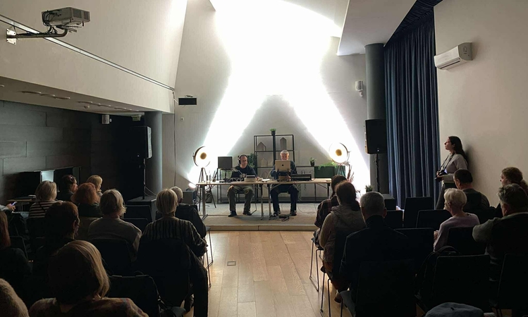 Netikėta: G. Grajauskas ir muzikantas K. Bublys „Smėlio radijo“ laidoje derino poeziją, garsą ir improvizaciją.