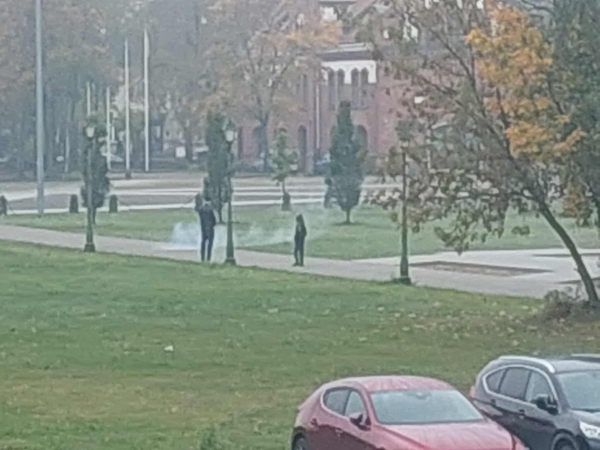 Šokiravo: klaipėdietė nustėro pamačiusi, kaip tėvas ramiai stebi savo vaiką, dienos metu sprogdinantį petardas.