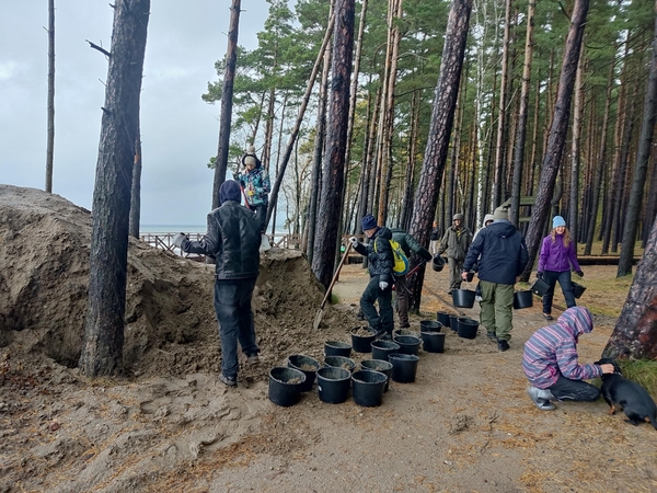 Talka: prastas oras nesutrukdė darbuotis – savanoriai tvirtino Olando Kepurės skardį.