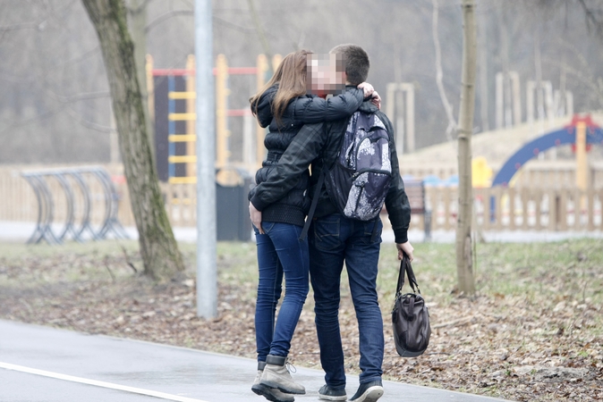 Linksmybės: vakarinės jaunimo šėlionės patinka ne visiems, gyventojai kalba apie triukšmą ir paliktas tuščių butelių duženas.