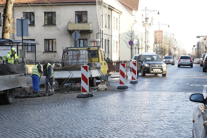 Darbai: artimiausiomis savaitėmis kelininkai darbuosis Liepų gatvėje ir aplinkinėse nuovažose – naujas asfaltas turėtų atsirasti iškart už grindiniu iškloto ruožo.