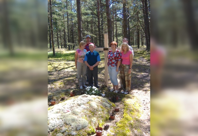 Susitikimas: po daugelio metų Vilius Salickas (antras iš kairės) su dukromis aplankė savo vyresniojo brolio Vlado kapą ir susipažino su jį prižiūrinčia muziejaus vadove I. Kurčanova (trečia iš kairės).