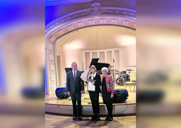 Laureatė: pirmąją R. Rastausko literatūros premijos laureatę palangiškę I. M. Sokolovaitę (centre) pasveikino Palangos meras Š. Vaitkus ir Lietuvos rašytojų sąjungos pirmininkė B. Jonuškaitė.