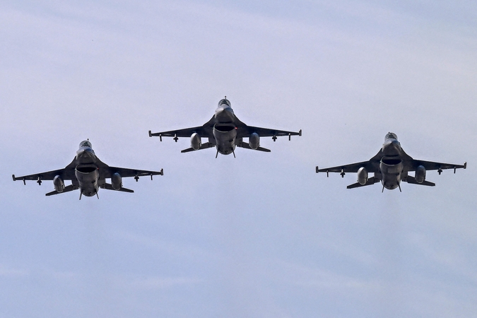 Pakistano dronai ir naikintuvai bombardavo kovotojus Afganistane