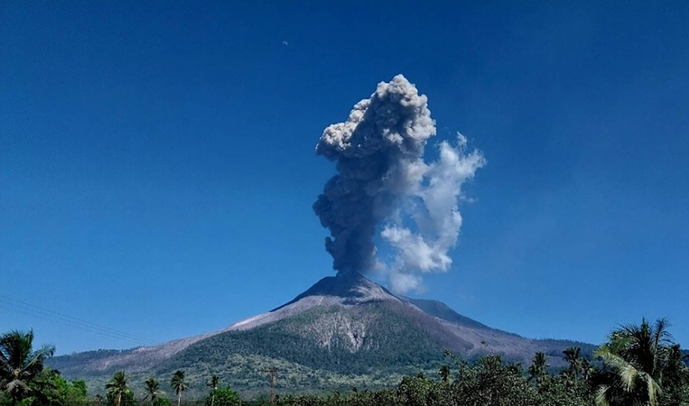 Indonezijoje išsiveržė ugnikalnis