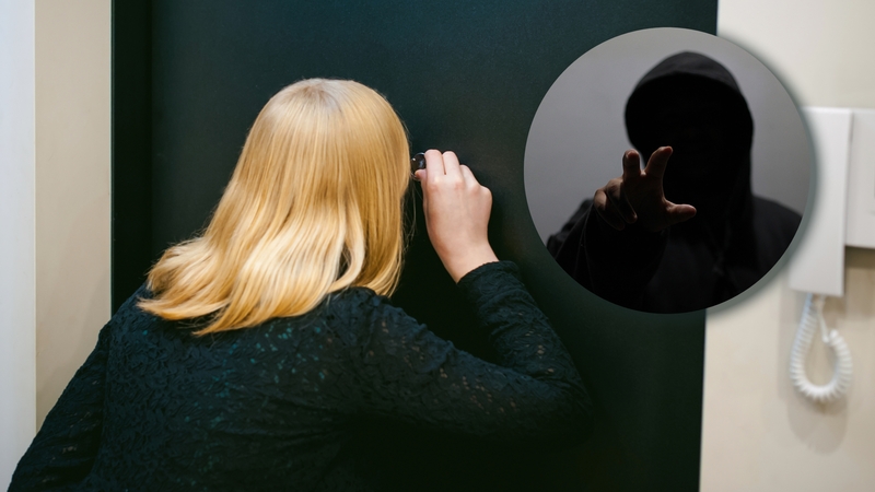 Abejonės: vaizdo stebėjimo kameros fiksavo, kaip vaikinas su gėlėmis rankose skambino į privataus namo duris. Kai jis nebuvo įleistas, iš pakampės išlindo dar du asmenys, kurių vienas, kaip galima įtarti, dėvėjo kaukę.