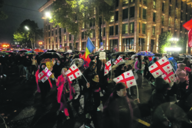 Įtampa: su „Sakartvelo svajonės“ politika nesutinkantys piliečiai į gausias protesto akcijas vėl ėmė rinktis nelaukdami šeštadienio. Spalio 1-osios vakarą Tbilisio centre susitelkę protestuotojai reikalavo valdžios keisti antieuropieetišką kursą.