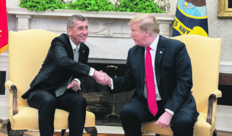 Sugrįžimas: tikėtina, kad A. Babišo partija surinks daugiausia rinkėjų balsų, tačiau ar jis vėl taps premjeru, priklausys nuo gebėjimo suburti koaliciją. Nuotraukoje – A. Babišas (kairėje) 2019 m. svečiuose pas tuometinį JAV prezidentą Donaldą Trumpą.