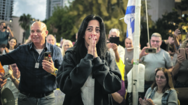 Emocijos: sužinoję apie pasiektą ssusitarimą su teroristais, izraeliečiai užplūdo gatves. Jų džiaugsmo jūroje buvo ir įkaitų artimieji.