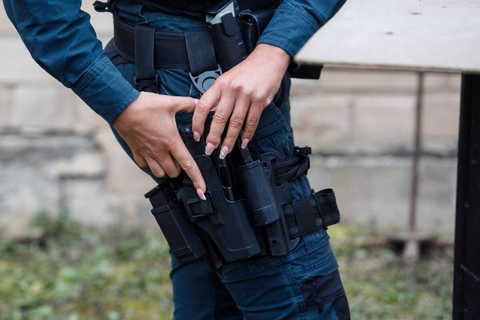 Vyras sužalojo policijos pareigūnę