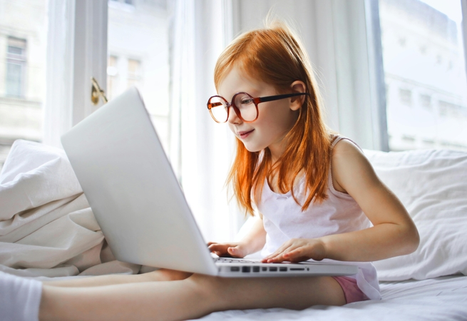 Sprendimas: vaikui prašant laiko prie ekrano, pirmiausia užduokite klausimą: kam tau to reikia? Jei vaiko atsakymas aiškus, vadinasi, technologija prasminga, jei ne – ji tik triukšmas.