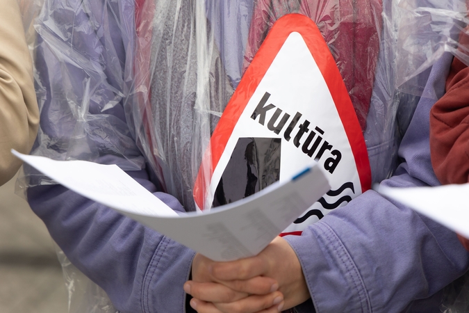 Tęsiasi kultūros bendruomenės protestai: prie Vyriausybės skambės lietuviškos dainos