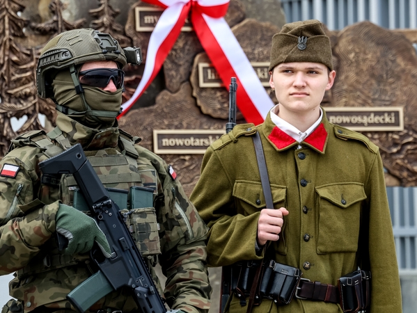 Apklausa: užpuolimo atveju beveik pusė lenkų stotų ginti savo šalį