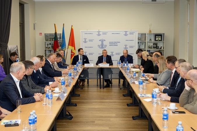 Dialogas: ekonomikos ir inovacijų ministras E. Grikšas Kaune susitiko su Kauno prekybos, pramonės ir amatų rūmų atstovais.  