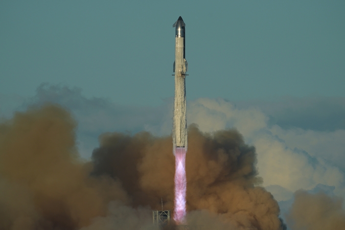 „SpaceX“ surengė sėkmingą megaraketos „Starship“ bandomąjį skrydį