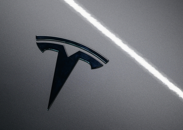 „Tesla“ sulaukė ieškinio iš visureigyje „Cybertruck“ žuvusios merginos tėvų