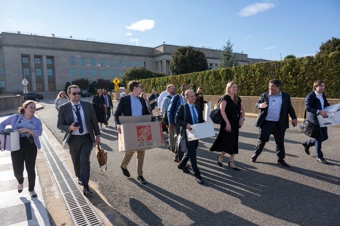 Dešimtys protestuojančių žurnalistų paliko savo biurus Pentagone