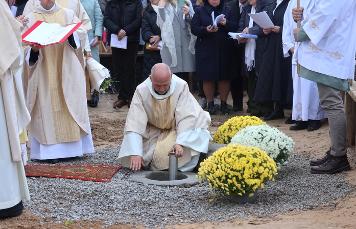 Ženklas: būsimos bažnyčios altoriaus vietoje įkasta žalvarinė kapsulė.