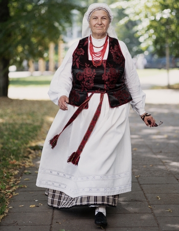 Prasmė: D. Tomkuvienė neretai dabinasi tautiniu kostiumu – taip pasipuošusią ją galima išvysti įvairiuose renginiuose, kuriuose reprezentuojamas šis šalies simbolis.
