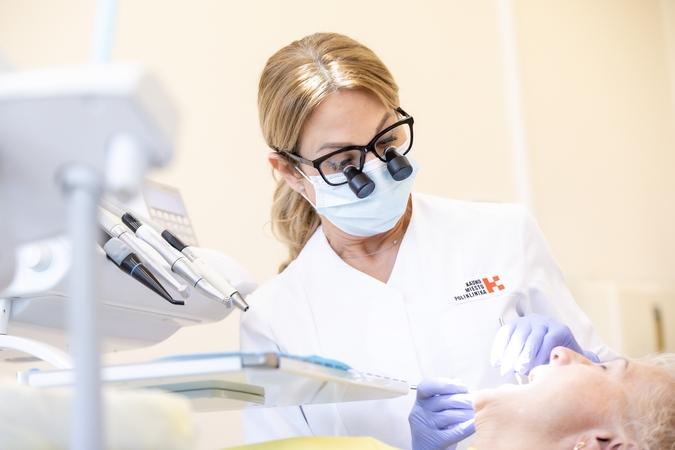 Sąlygos: prarastų ar pažeistų dantų protezavimo paslauga nemažai daliai pacientų Kauno miesto poliklinikoje suteikiama nemokamai, kompensuojant iš Privalomojo sveikatos draudimo (PSD) fondo biudžeto.