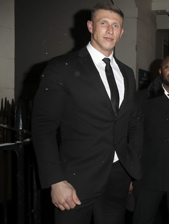 Kostiumuotas: J. Kalnutis yra dirbęs apsaugos vadovu viename garsiausių Londono naktinių klubų, saugojęs turtingus klientus Ispanijoje, tad klasikinis kostiumas kažkada buvo įprasta darbo dalis.