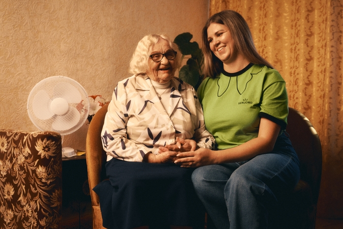 Akcentas: drugelio simbolis primena, kad juo puoštais drabužiais vilkintys žmonės savo darbu suteikia grožio senjorų kasdienybei. 