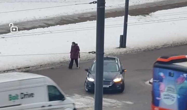 Įdomus vaizdelis: su ramentais – ne šaligatviu, o automobilių keliu