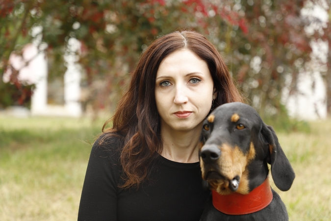  Neatsispyrė: ilgus metus Anželika save vadino kačių žmogumi, tačiau ją tiesiog pakerėjo lietuvių skalikų žavesys. Nuotraukoje ji drauge su veislyno senbuve Apuole.