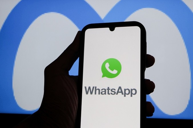 Rusija grasina visiškai uždrausti „WhatsApp“