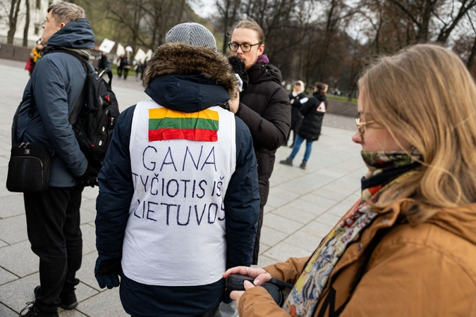 Į kultūrininkų mitingą renkasi žmonės