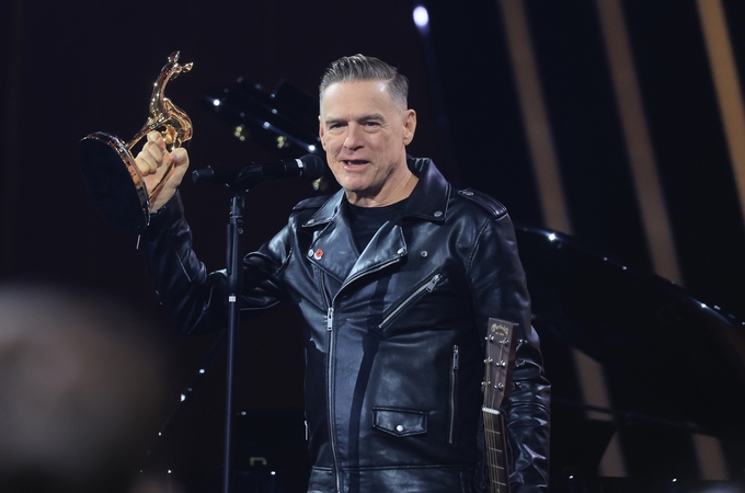 1959 — gimė garsus dainininkas Bryan Adams (Brajanas Adamsas).
