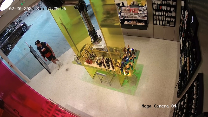 Pareigūnai aiškinasi, kas pasipildė kvepalų kolekciją (padėkite atpažinti)