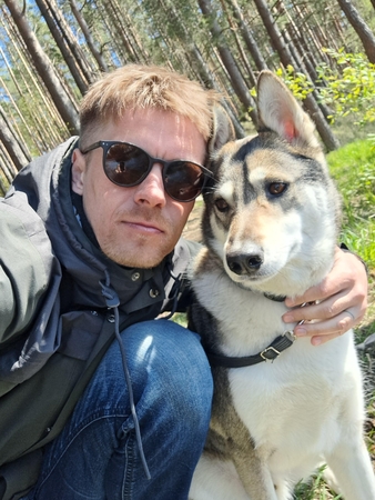 Draugystė: grįžęs į Lietuvą Karolis nebegalėjo savęs įsivaizduoti be šuns, todėl įsigijo Sibiro laiką Ūką. 